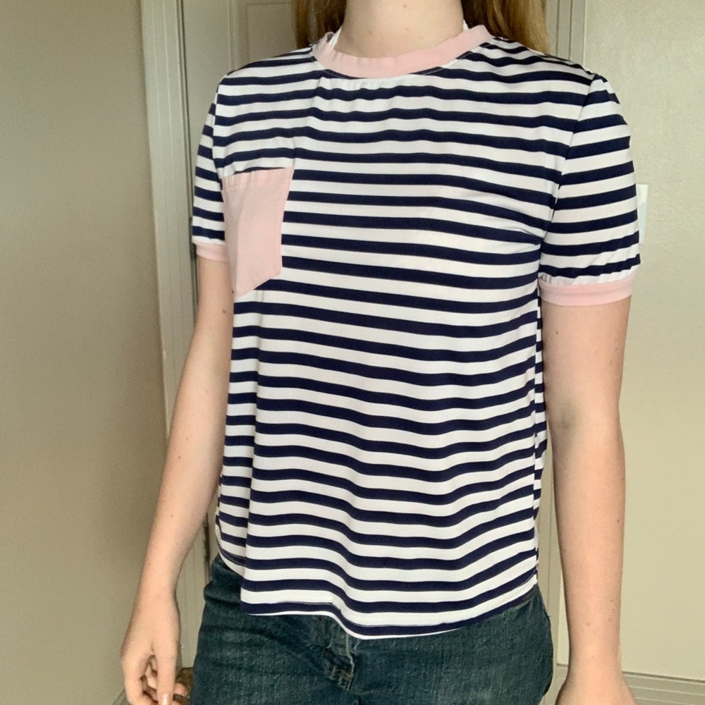 White and navy blue striped tee